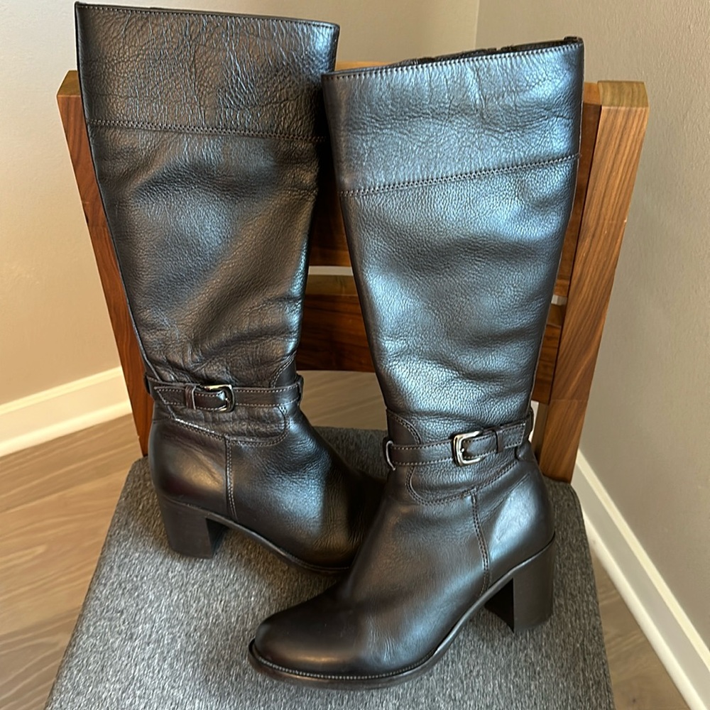Dark brown La Canadienne boots